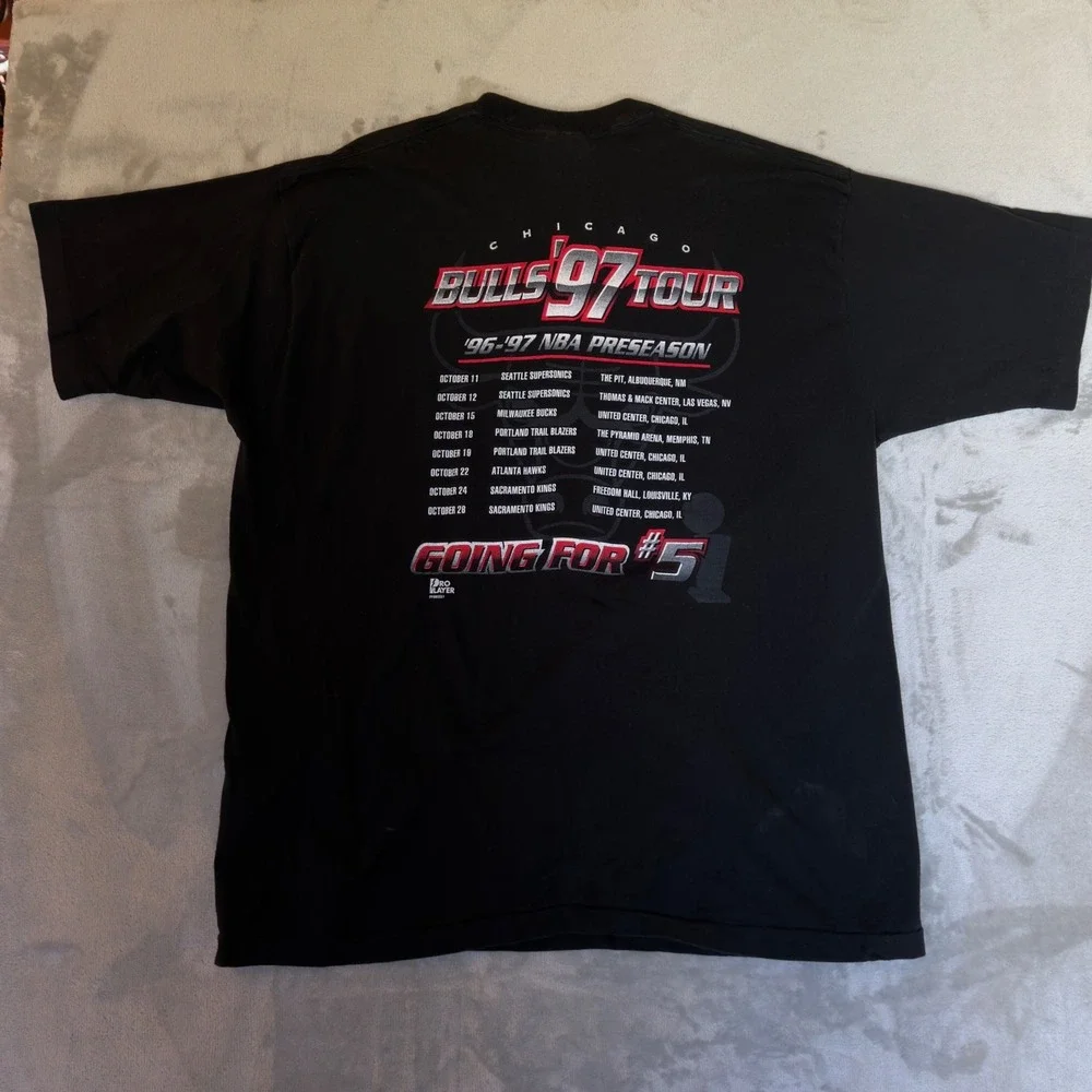 Vintage 1997 Chicago Bulls Quest Continues NBA Preseason Tour T-Shirt Pro Player